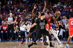 开云体育中国官网-火箭横扫篮网，恩比德三分雨点燃全场