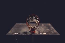 开云官网-巴黎对阵乌克兰，皮克末节接管比赛，一场跨越时空的体育精神对话