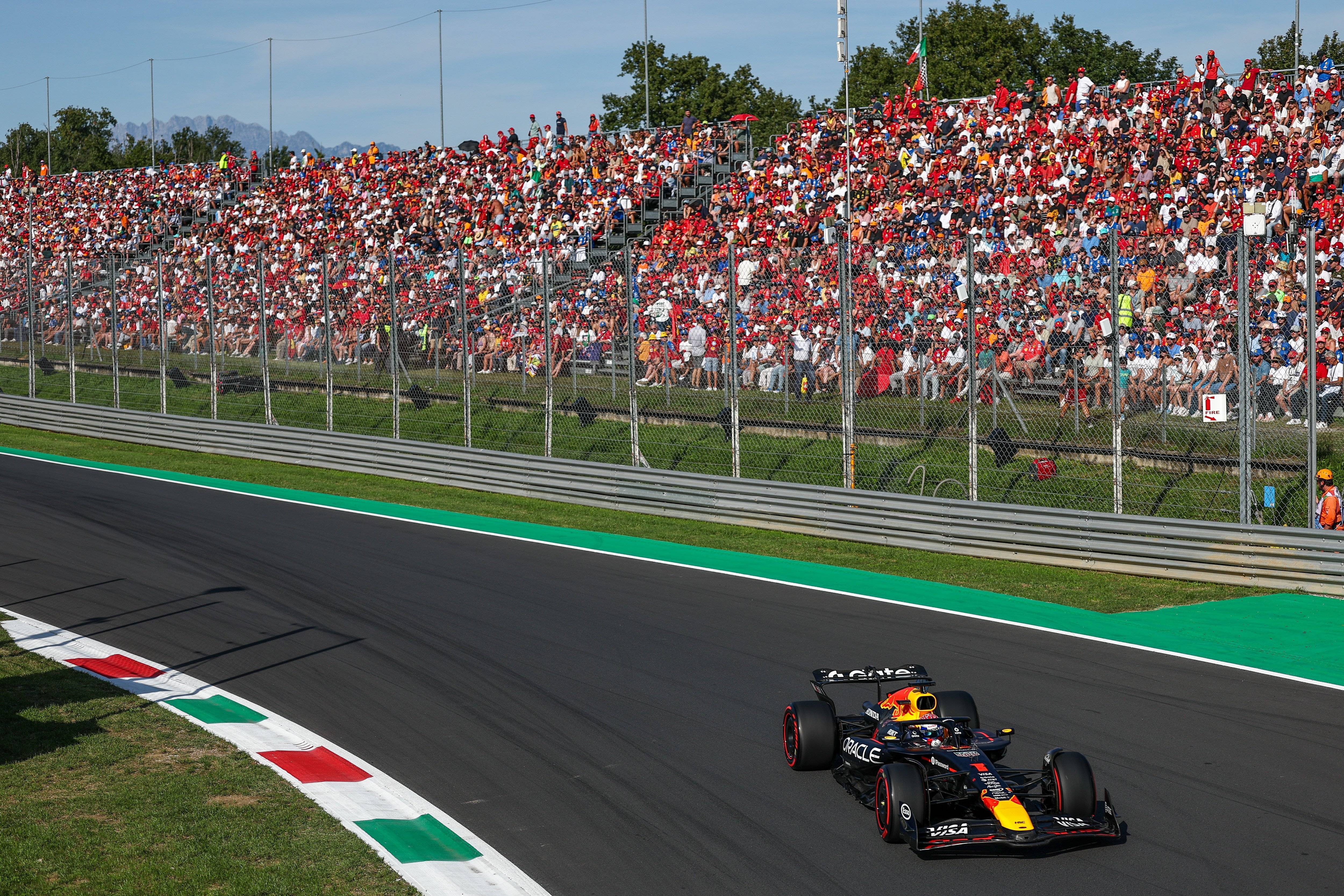 包含雷诺车队力克红牛车队，皮亚斯特里惊艳四座的词条