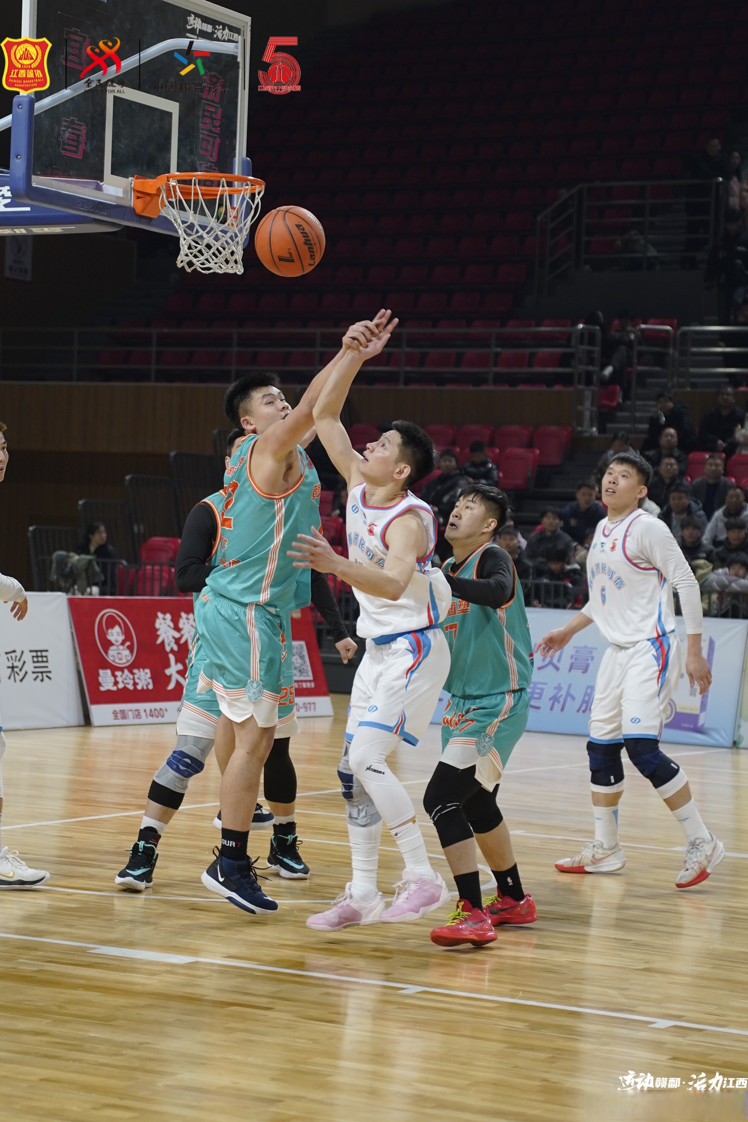 职业篮球联赛决战在即，各队准备迎接挑战