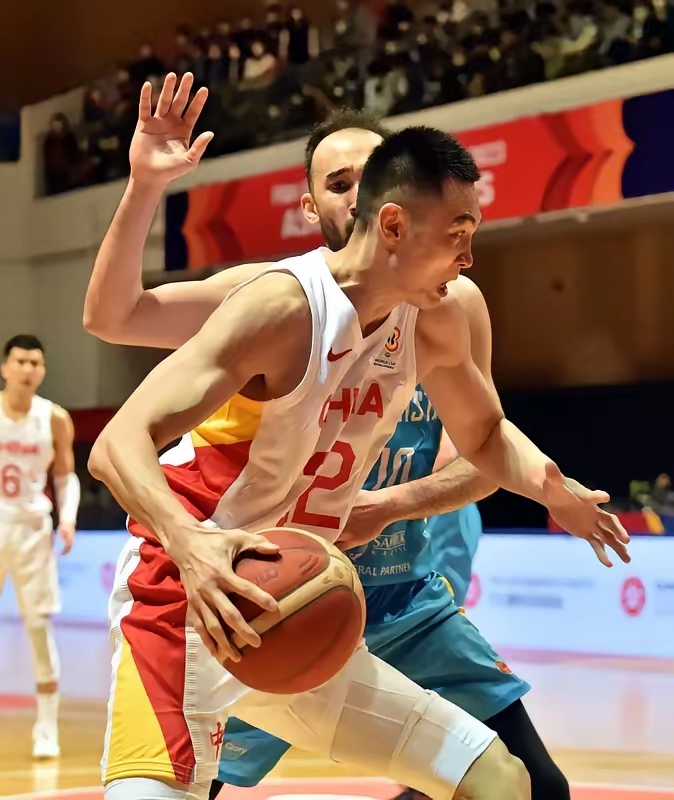 新疆男篮表现抢眼，赢得全场喝彩