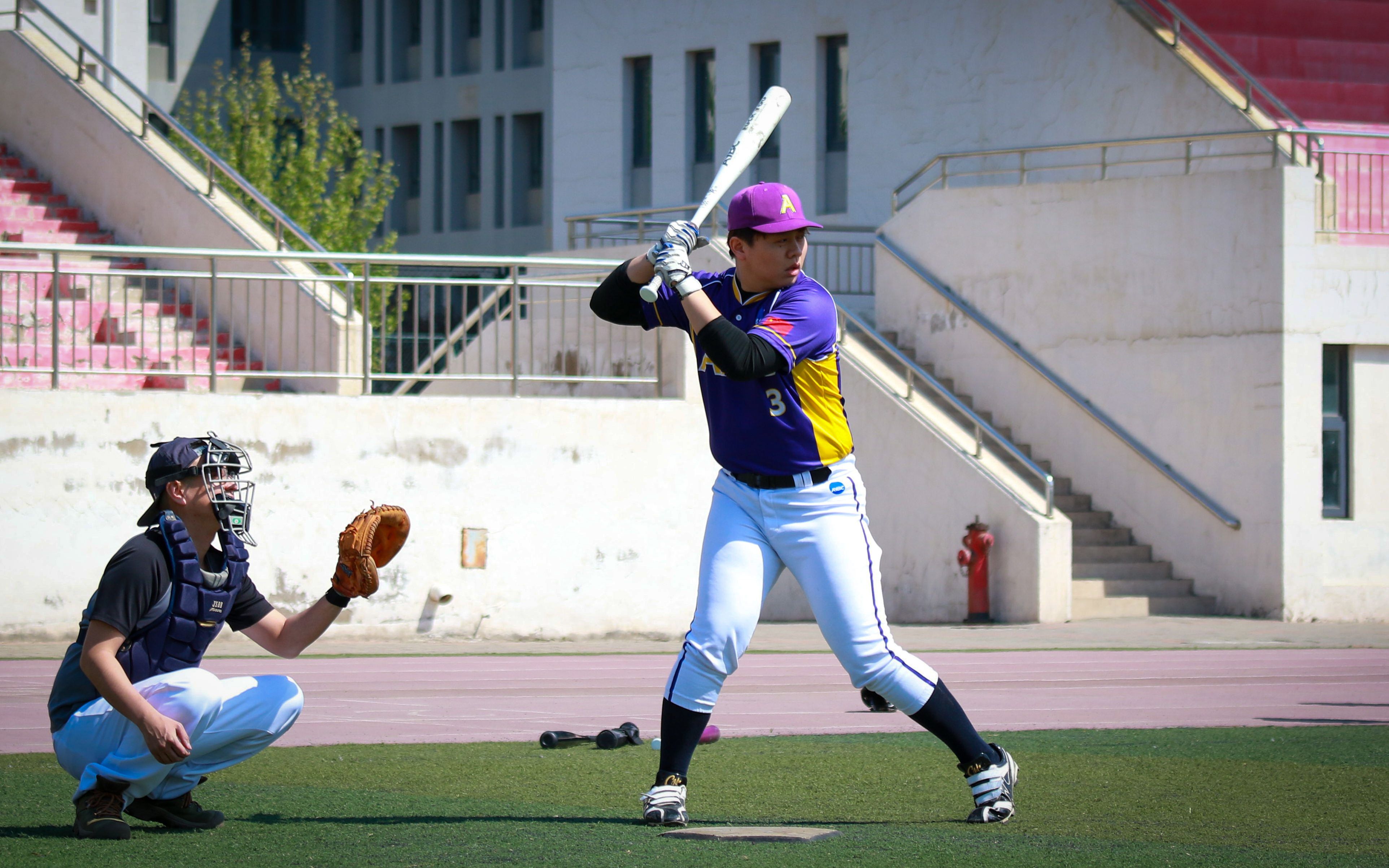 包含棒球比赛场面激烈，选手奋力对抗的词条