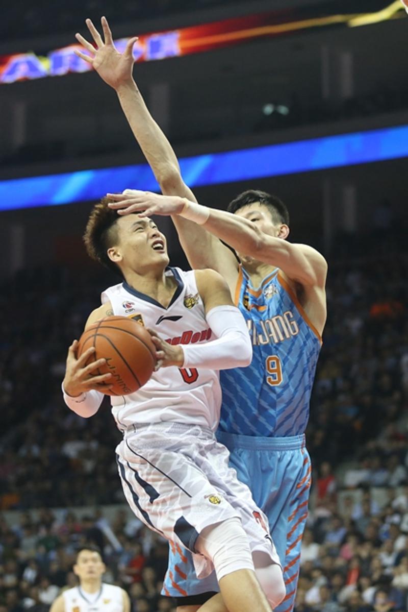 关于新疆队翻盘青岛队，范弗利特点燃赛场的信息