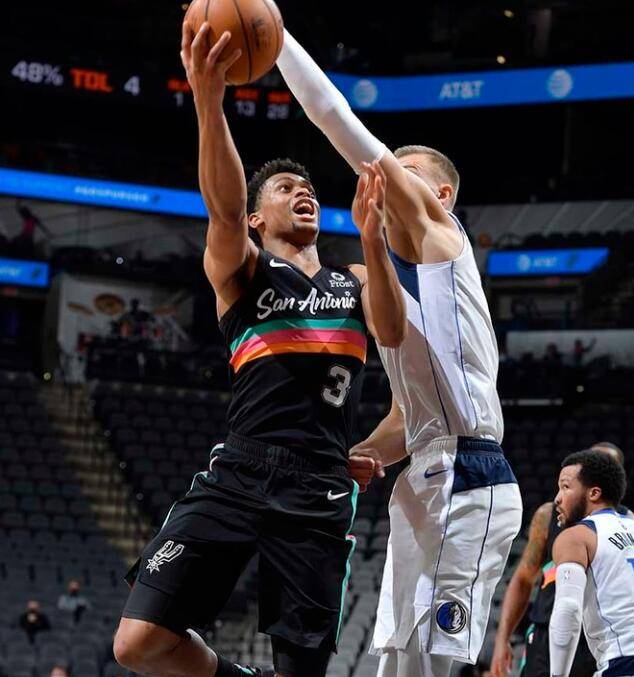 福建队鏖战深圳队,东契奇扛起全队的简单介绍 福建队鏖战深圳队,东契奇扛起全队的简单介绍