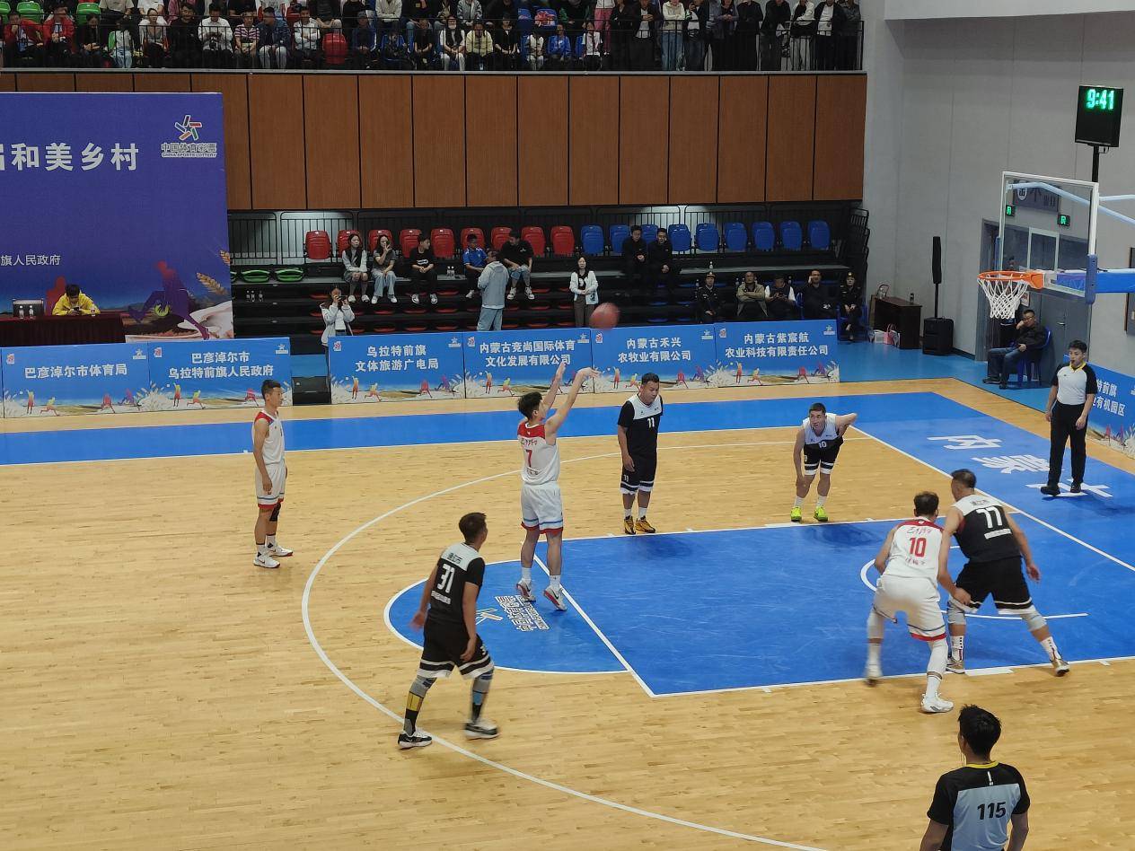 篮球比赛圆满结束,获得观众的热烈欢呼 篮球比赛圆满结束,获得观众的热烈欢呼