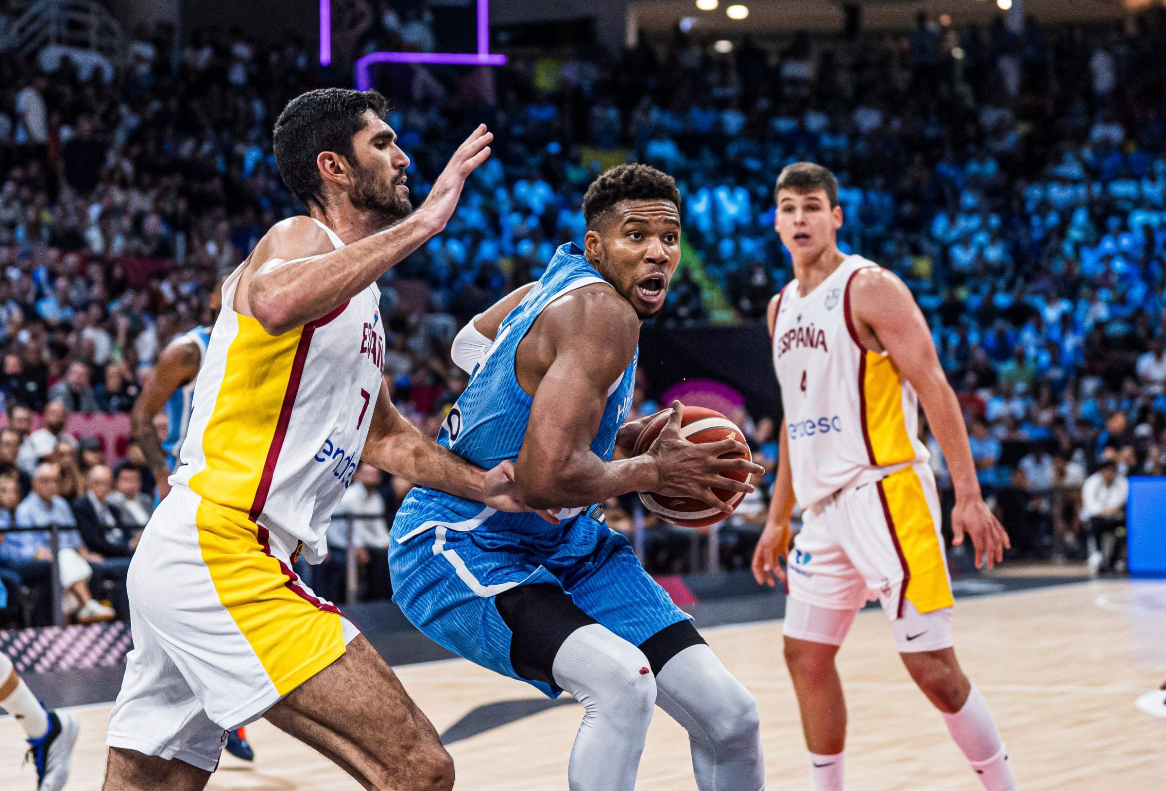 西班牙队客场大胜希腊,领先优势明显 西班牙队客场大胜希腊,领先优势明显